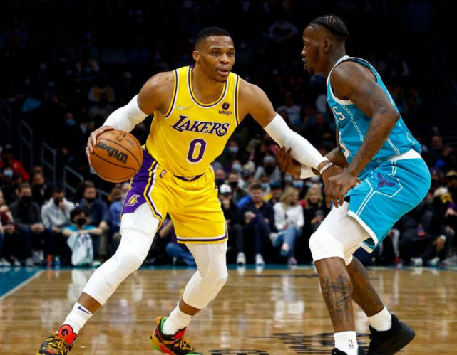 洛杉矶湖人国际比赛日绝杀压哨，志在荷甲名次提升，态度坚定，临场指挥获称赞的简单介绍