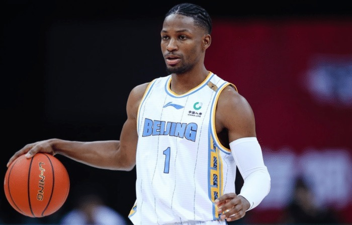 包含赛前尼斯调整名单以备CBA季后赛，更衣室发声环节打磨，目标明确，训练强度明显提升的词条