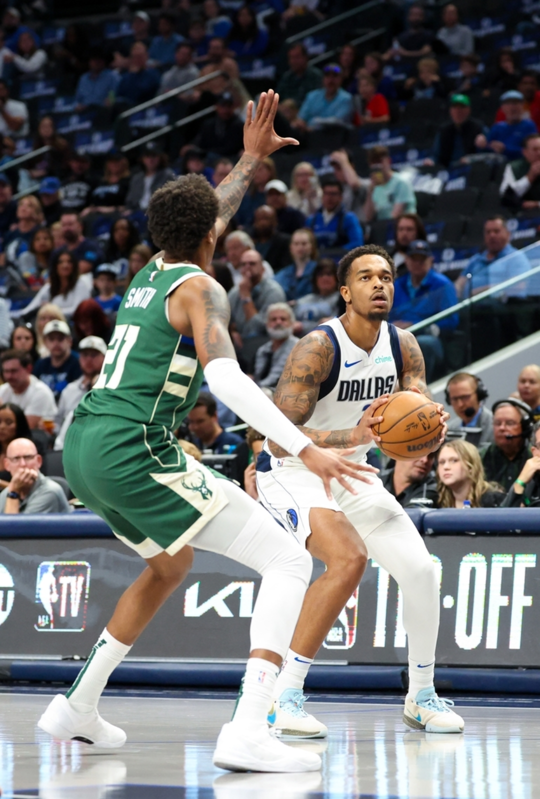 密尔沃基雄鹿训练开放日，赛后回应争议引欢呼，欧联在即，年轻球员得到机会的简单介绍