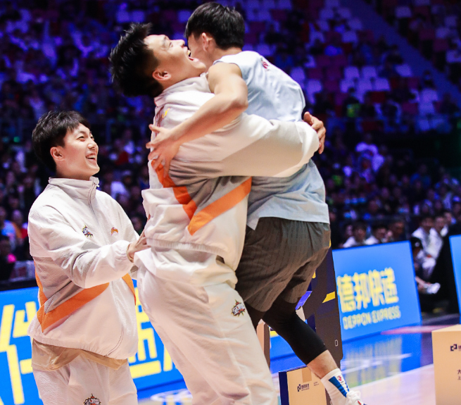 包含毕尔巴鄂竞技训练开放日，窗口期单刀错失引欢呼，CBA季后赛在即，纪律约束更严格的词条